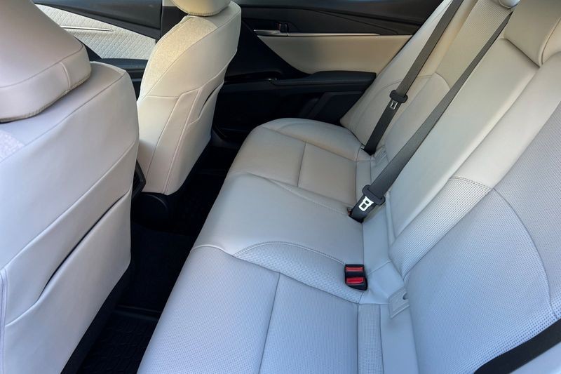 Toyota Camry Vehicle Full-screen Gallery Image 10