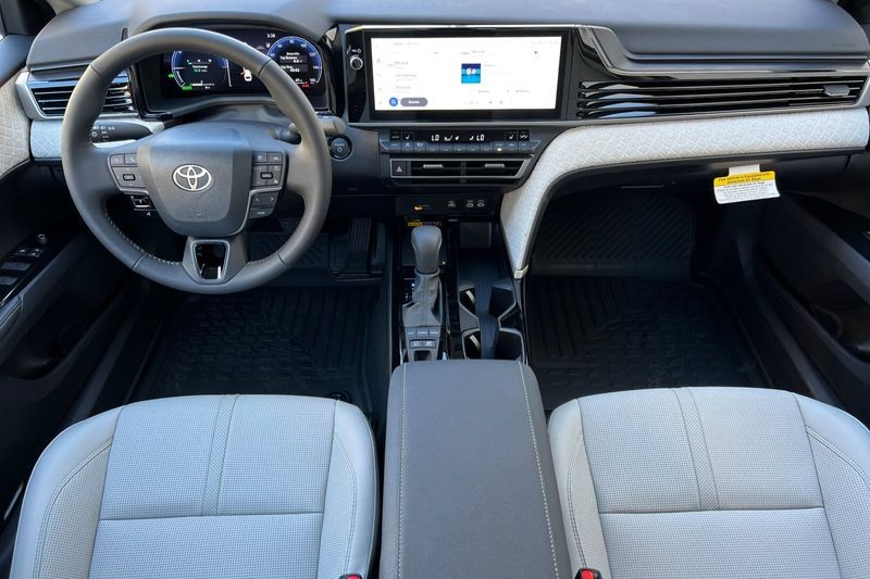Toyota Camry Vehicle Full-screen Gallery Image 11