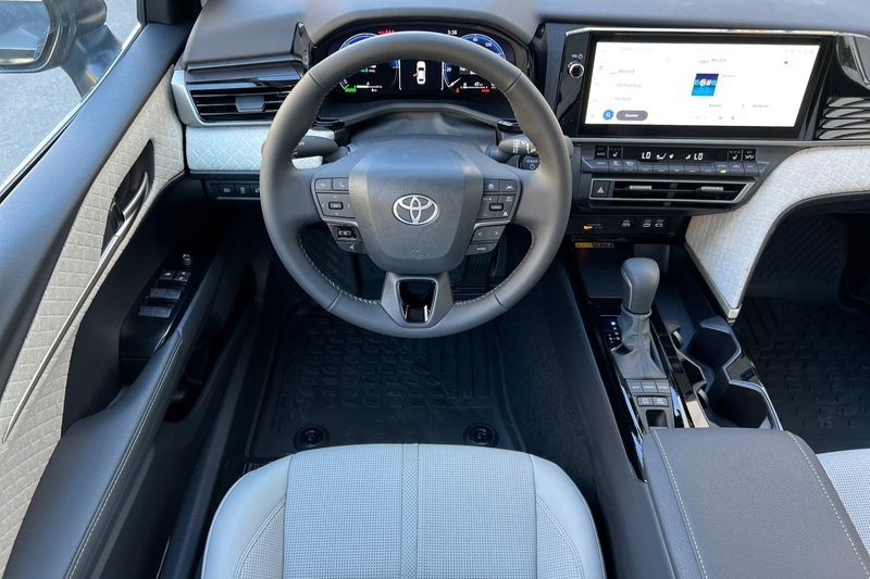 Toyota Camry Vehicle Full-screen Gallery Image 12