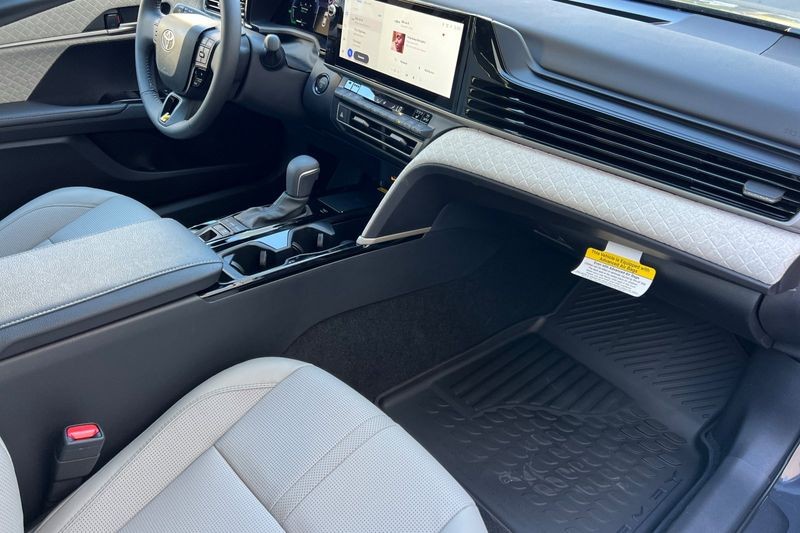 Toyota Camry Vehicle Full-screen Gallery Image 13