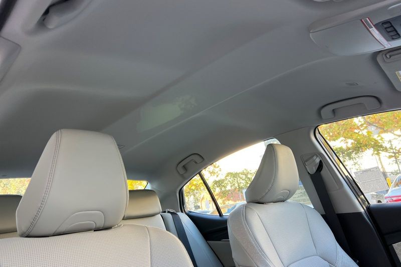 Toyota Camry Vehicle Full-screen Gallery Image 14