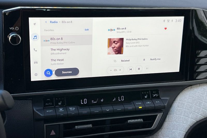 Toyota Camry Vehicle Full-screen Gallery Image 15