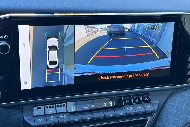 Toyota Camry Vehicle Full-screen Gallery Image 16