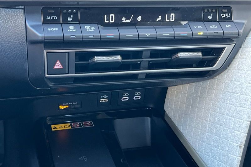 Toyota Camry Vehicle Full-screen Gallery Image 17