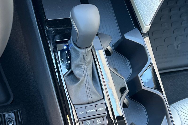 Toyota Camry Vehicle Full-screen Gallery Image 18