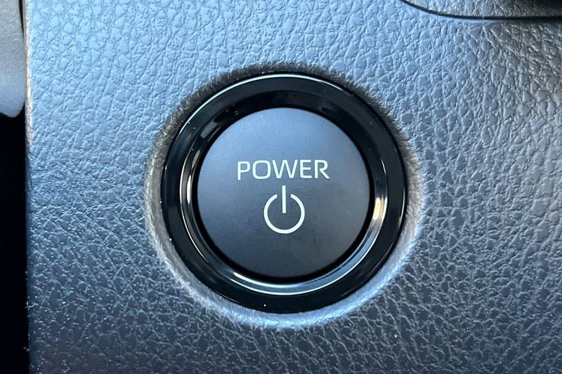 Toyota Camry Vehicle Full-screen Gallery Image 19