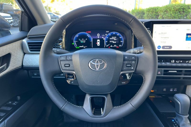 Toyota Camry Vehicle Full-screen Gallery Image 20