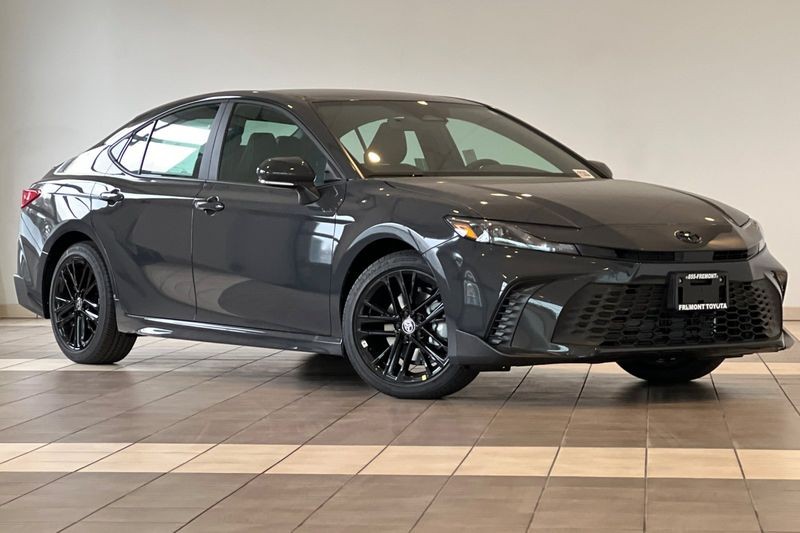 Toyota Camry Vehicle Full-screen Gallery Image 02