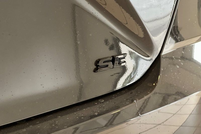 Toyota Camry Vehicle Full-screen Gallery Image 07