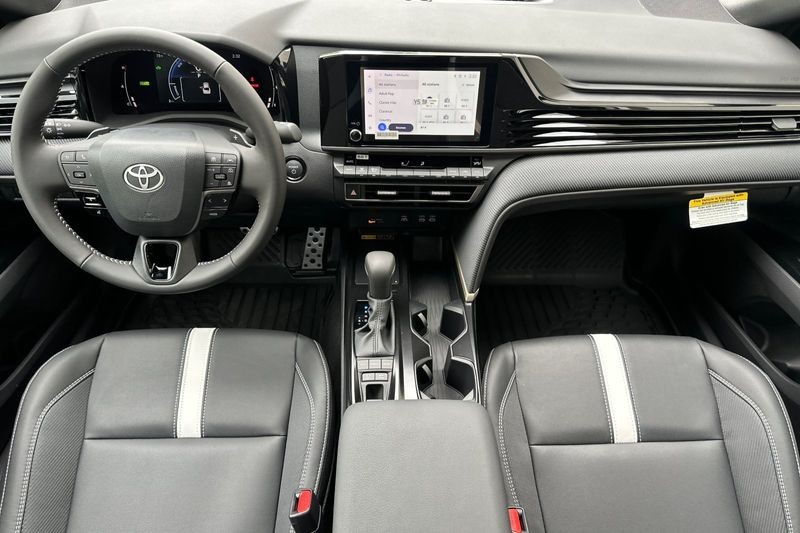 Toyota Camry Vehicle Full-screen Gallery Image 11