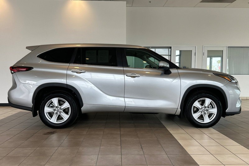 Toyota Highlander Vehicle Full-screen Gallery Image 03
