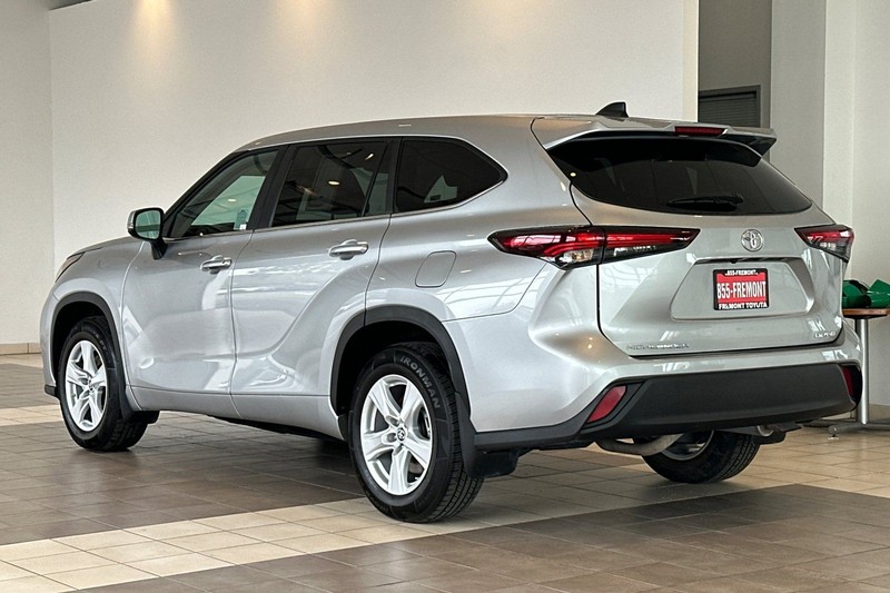 Toyota Highlander Vehicle Full-screen Gallery Image 06