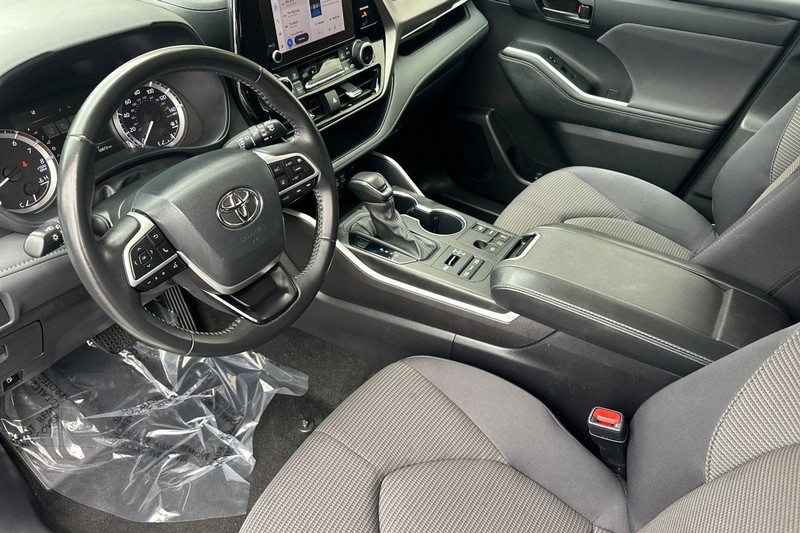 Toyota Highlander Vehicle Full-screen Gallery Image 10