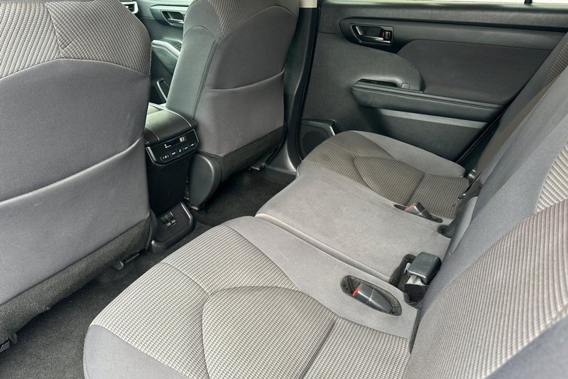 Toyota Highlander Vehicle Full-screen Gallery Image 12