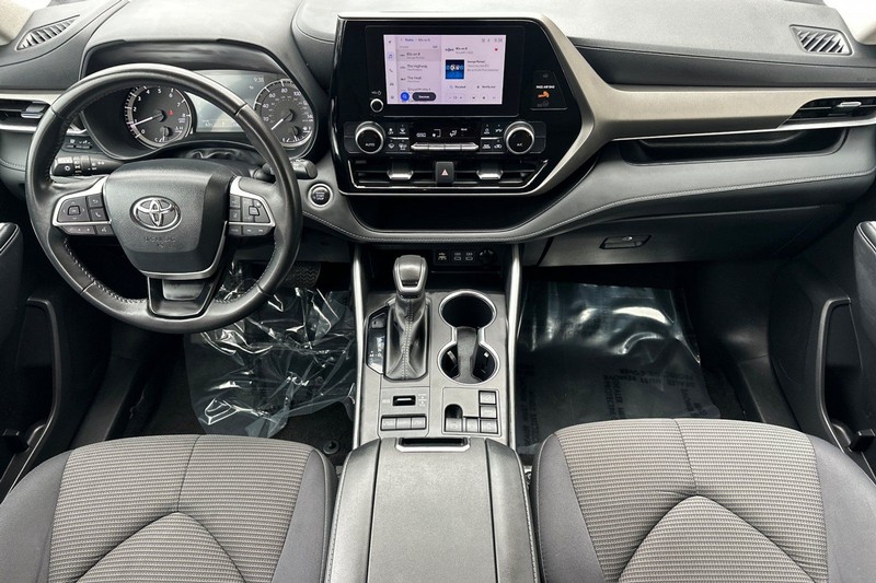 Toyota Highlander Vehicle Full-screen Gallery Image 13