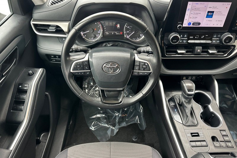 Toyota Highlander Vehicle Full-screen Gallery Image 14