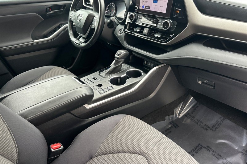 Toyota Highlander Vehicle Full-screen Gallery Image 17