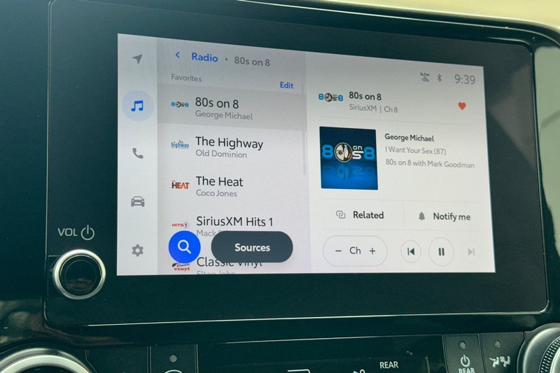 Toyota Highlander Vehicle Full-screen Gallery Image 19