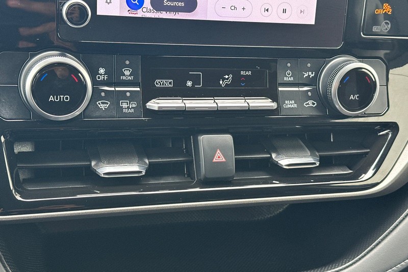 Toyota Highlander Vehicle Full-screen Gallery Image 22