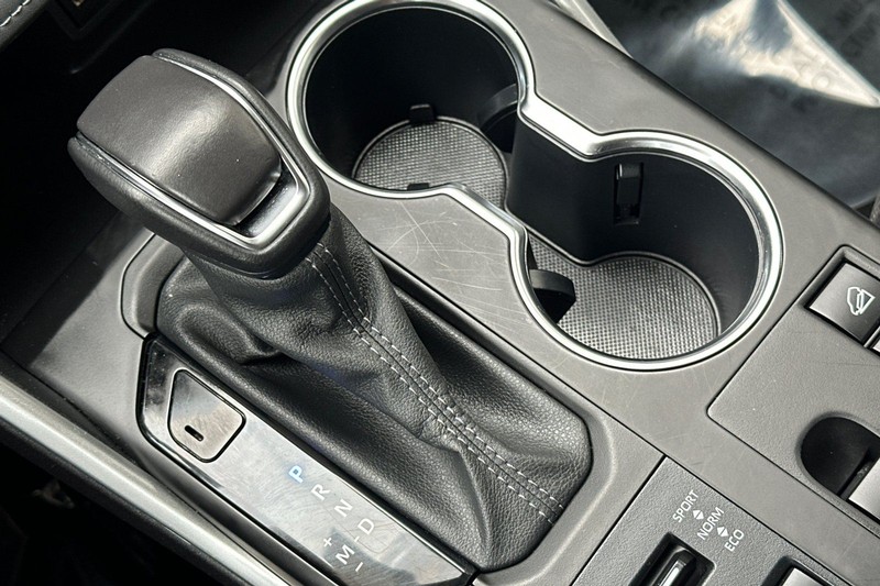 Toyota Highlander Vehicle Full-screen Gallery Image 23