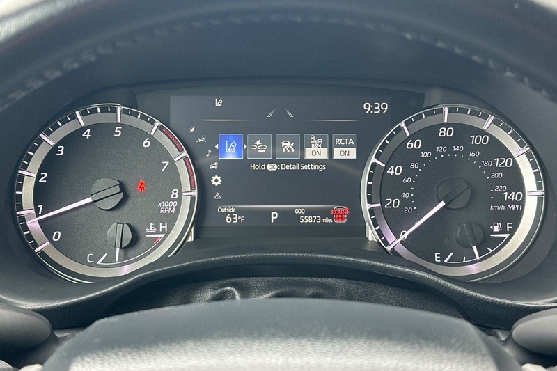 Toyota Highlander Vehicle Full-screen Gallery Image 26