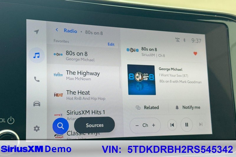 Toyota Highlander Vehicle Full-screen Gallery Image 30