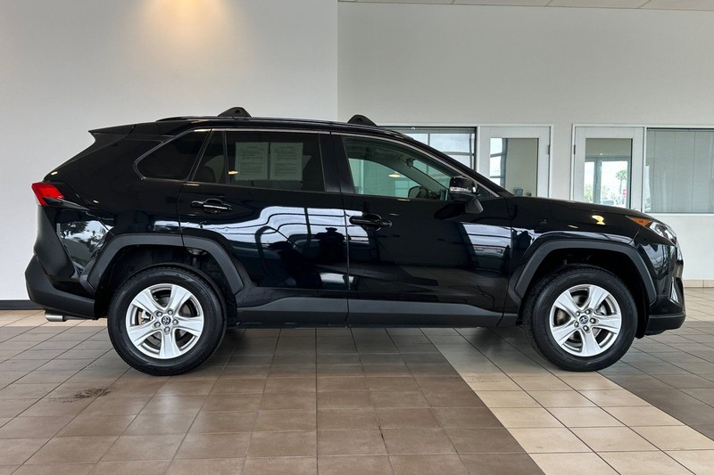 Toyota RAV4 Vehicle Full-screen Gallery Image 03