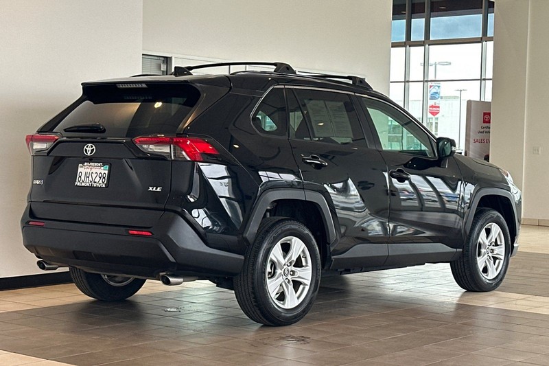 Toyota RAV4 Vehicle Full-screen Gallery Image 04