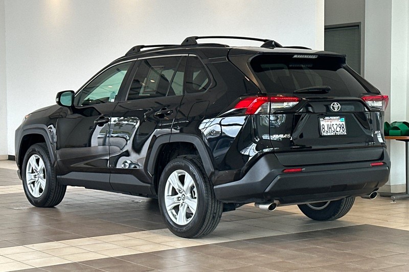 Toyota RAV4 Vehicle Full-screen Gallery Image 06