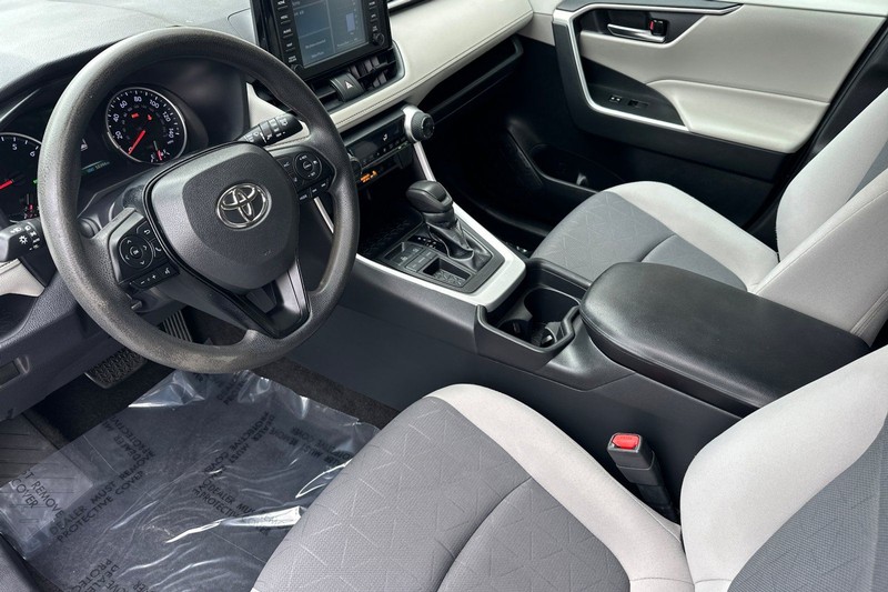 Toyota RAV4 Vehicle Full-screen Gallery Image 10