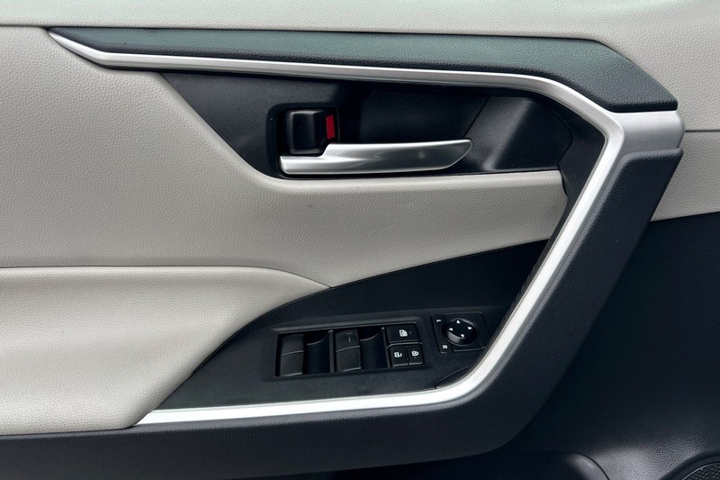 Toyota RAV4 Vehicle Full-screen Gallery Image 11