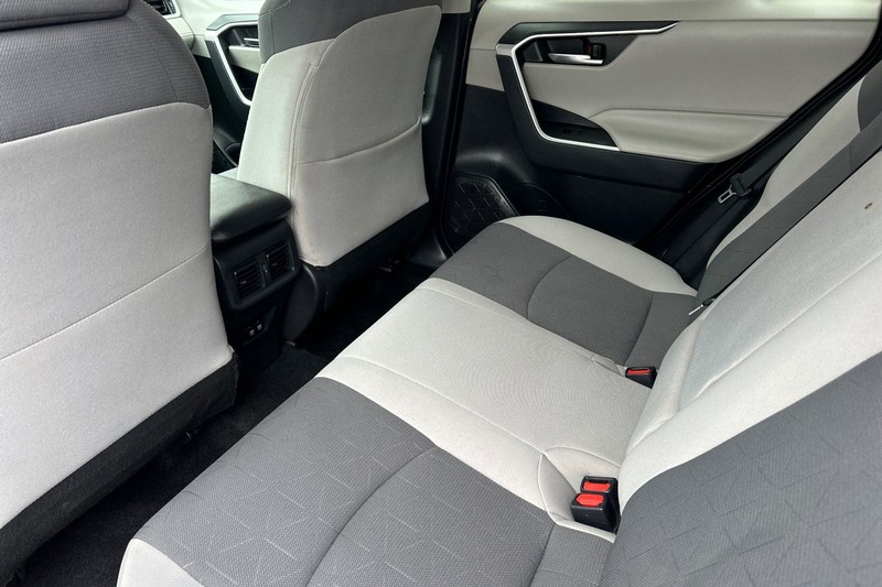 Toyota RAV4 Vehicle Full-screen Gallery Image 12