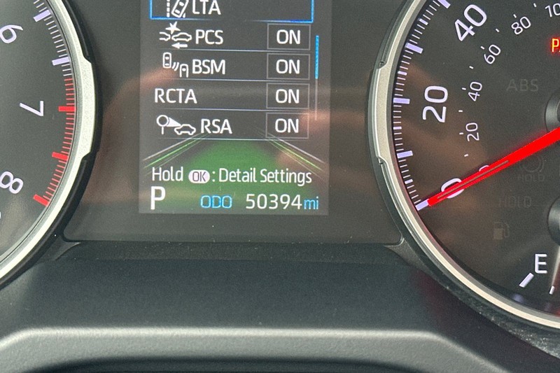 Toyota RAV4 Vehicle Full-screen Gallery Image 25