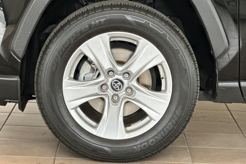 Toyota RAV4 Vehicle Full-screen Gallery Image 26