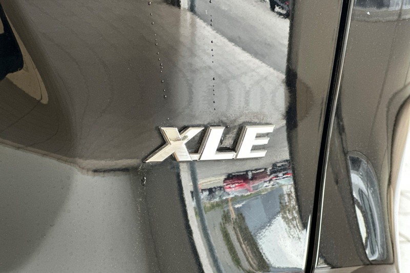 Toyota RAV4 Vehicle Full-screen Gallery Image 27