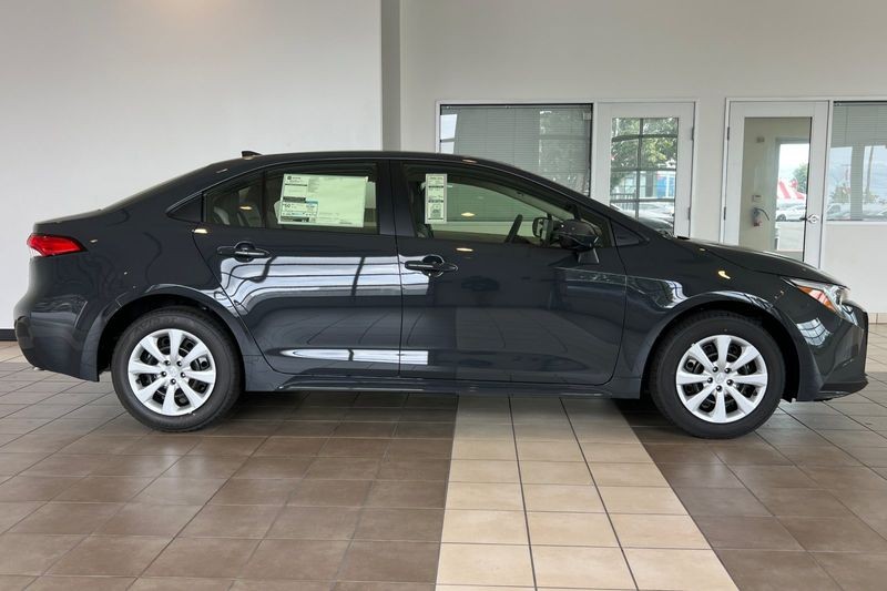 Toyota Corolla Hybrid Vehicle Full-screen Gallery Image 04