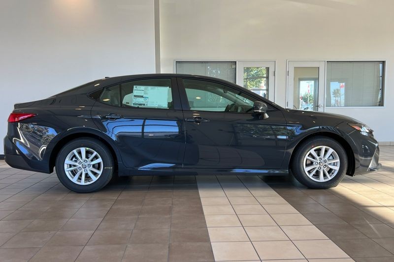 Toyota Camry Vehicle Full-screen Gallery Image 04