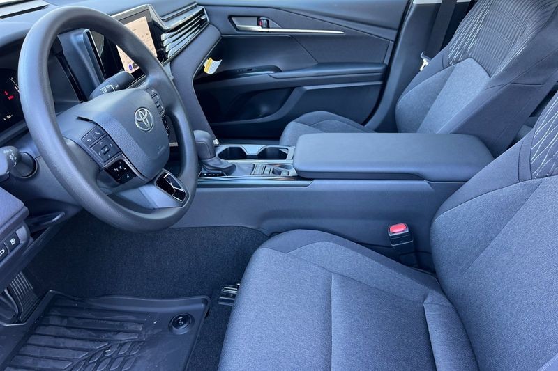 Toyota Camry Vehicle Full-screen Gallery Image 08