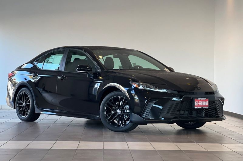 Toyota Camry Vehicle Full-screen Gallery Image 02