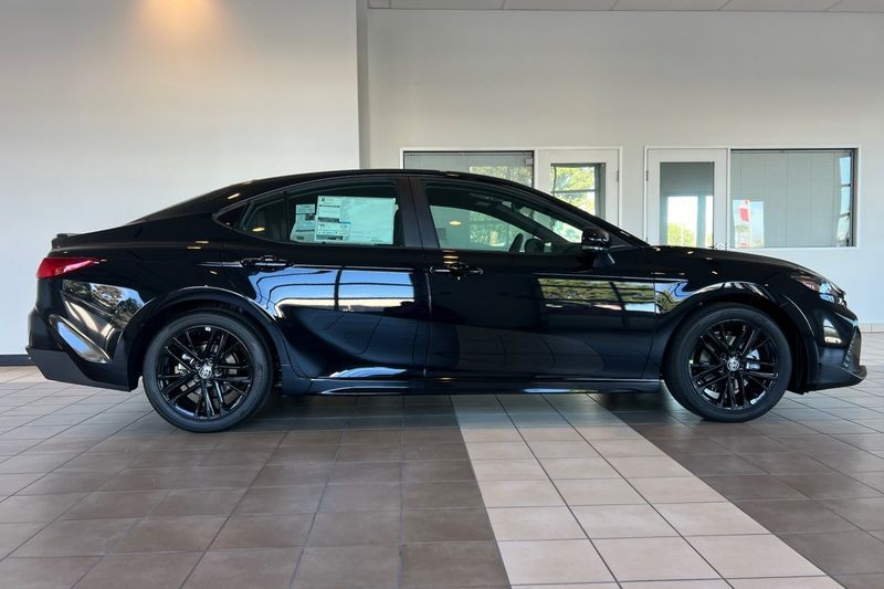 Toyota Camry Vehicle Full-screen Gallery Image 04