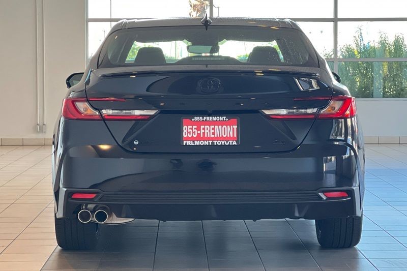 Toyota Camry Vehicle Full-screen Gallery Image 06