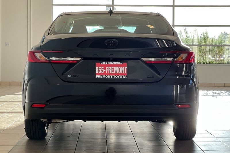 Toyota Camry Vehicle Full-screen Gallery Image 06