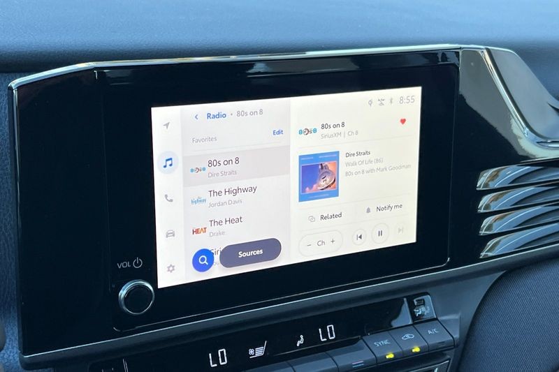 Toyota Camry Vehicle Full-screen Gallery Image 15