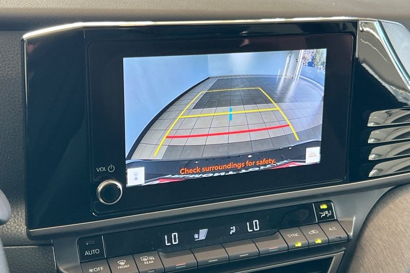 Toyota Camry Vehicle Full-screen Gallery Image 16