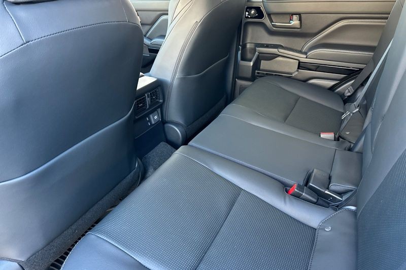 Toyota 4Runner i-FORCE MAX Hybrid Vehicle Full-screen Gallery Image 10