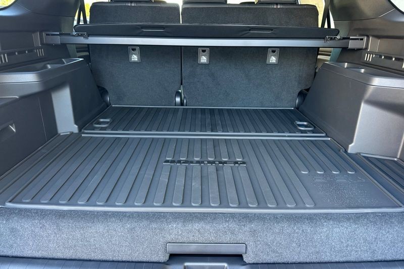 Toyota 4Runner i-FORCE MAX Hybrid Vehicle Full-screen Gallery Image 13