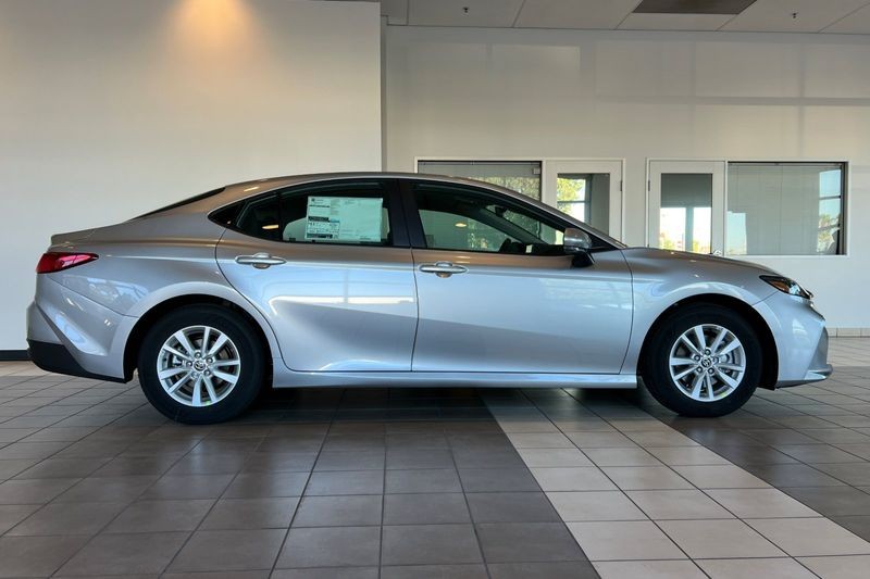 Toyota Camry Vehicle Full-screen Gallery Image 04