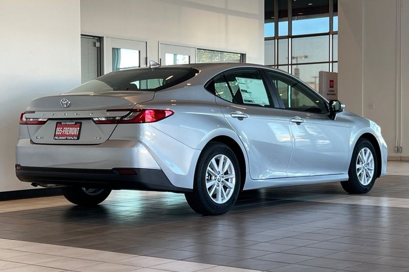 Toyota Camry Vehicle Full-screen Gallery Image 05