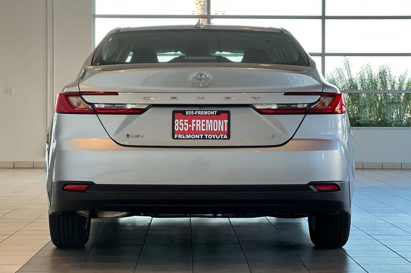 Toyota Camry Vehicle Full-screen Gallery Image 06