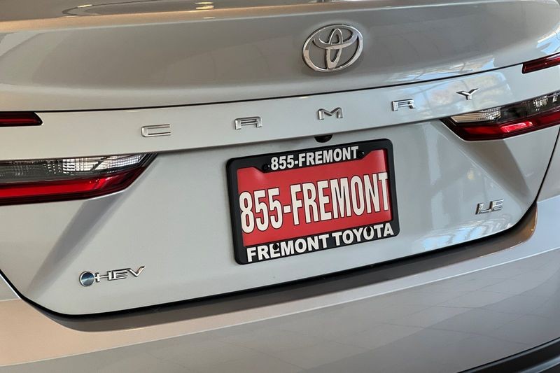 Toyota Camry Vehicle Full-screen Gallery Image 07